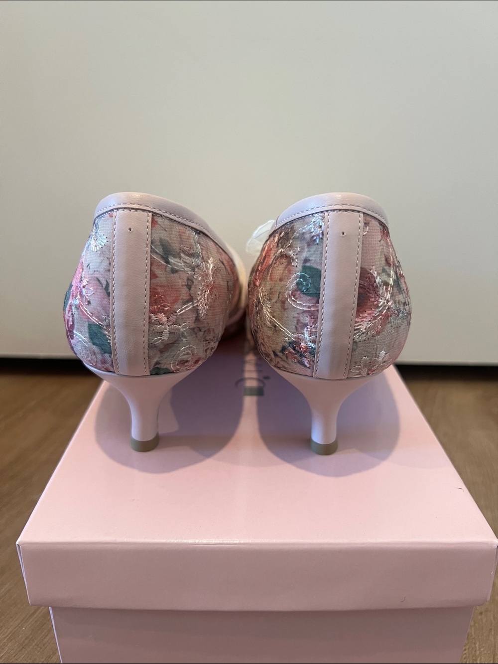 Floral Embroidery Pointed Mary Jane Heels in Pink Brand New Diana Ginza Japan - Picture 3 of 4